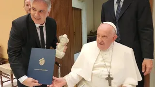 Martín Llaryora le entregó al Papa una invitación para que visite la provincia de Córdoba
