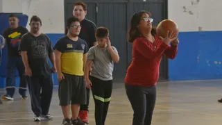 El básquet, un motivo de amistad y sonrisas para jóvenes con discapacidad