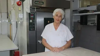 Más que un trabajo: la dedicación y pasión de Alicia en el taller de panadería de Aprid