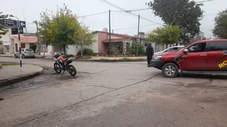 Chocaron una camioneta y una moto en barrio Roca: un hombre fue derivado al Hospital Iturraspe
