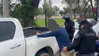 Tres hombres fueron detenidos por intentar forzar la seguridad de autos estacionados