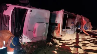Un camión tumbó en avenida Caseros y bomberos rescató al conductor