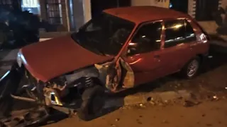 Un auto chocó a otro estacionado en barrio La Milka y hubo severos daños materiales