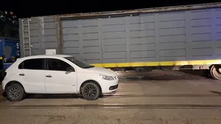 El tren chocó contra un auto: solo daños materiales