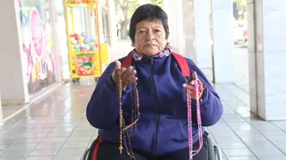 Zulma vende sus rosarios y necesita ayuda para regresar a su tierra natal