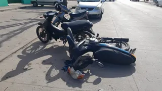 Salía de un comercio en moto y chocó: ambos conductores resultaron con lesiones
