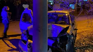 San Francisco: perdió el control de su auto y quedó incrustado contra un poste