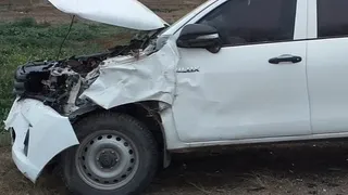 Camión perdió rollos cerca de Balnearia e impactaron con una camioneta: solo daños materiales