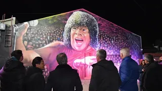 Bomberos estrena un nuevo mural de la Mona Jiménez en el Gigante