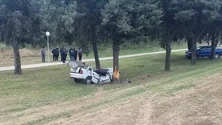 Ruta 158: un joven murió al perder el control del auto y chocar con un árbol